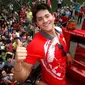 Atlet renang, peraih medali emas pertama Singapura, Joseph Schooling menyapa media di bus terbuka saat parade kemenangan di Singapura (18/08). Schooling raih medali dari cabang olahraga renang pria kategori 100 m pada Olimpiade Rio 2016(REUTERS/Edgar Su)