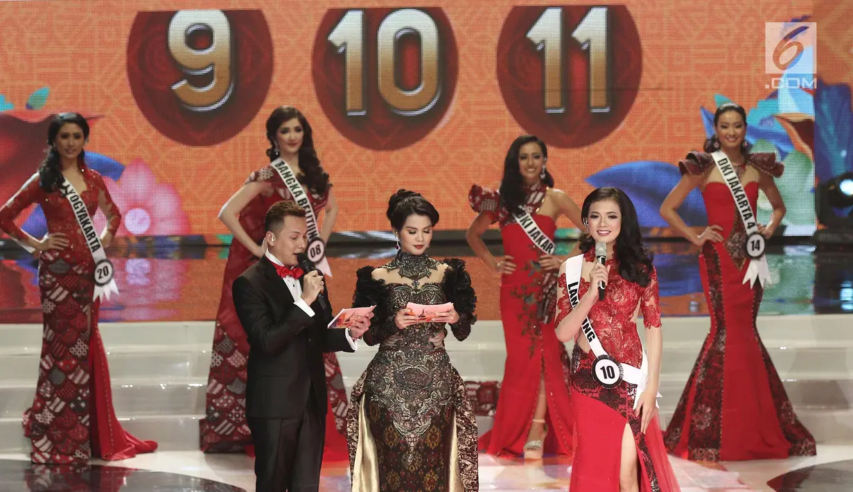 Finalis Puteri Indonesia asal Lampung menjawab pertanyaan dari Twitter pada Malam Puncak Puteri Indonesia 2018 di JCC, Jakarta, Jumat (9/3). (Liputan6.com/Herman Zakharia)