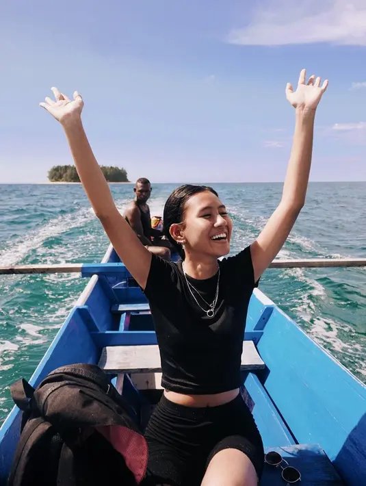 Pemain film Ratu Ilmu Hitam ini memang sering tampil santai saat liburan. Kali ini ia mengenakan kaus hitam dan celana pendek senada. Shenina Cinnamon pun tampak begitu menikmati liburannya di atas kapal mengelilingi laut. 
(Liputan6.com/IG/@shenacinnamon)