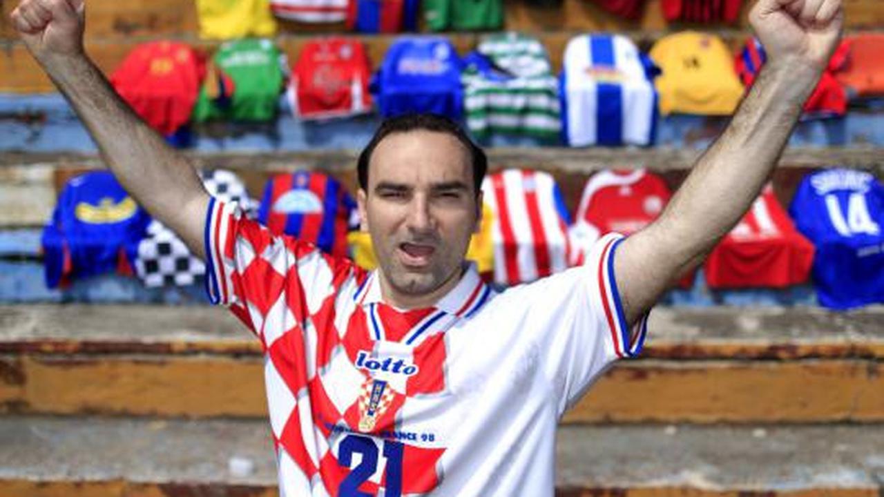  Pria ini koleksi 200 jersey bola senilai Rp 350 juta