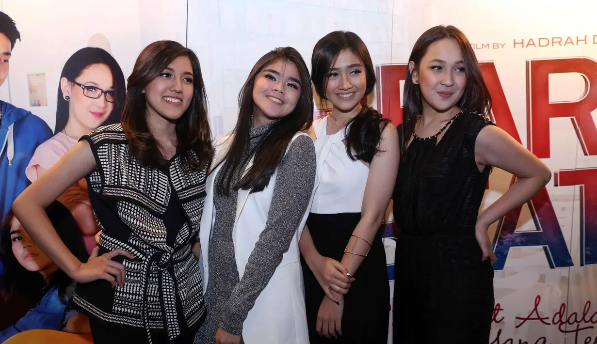 Menjajal dunia baru bukan berarti personel Blink tidak total berakting di film itu. Bahkan Blink rela menunda pengerjaan albumnya yang akan dirilis awal tahun 2016. (Nurwahyunan/Bintang.com)