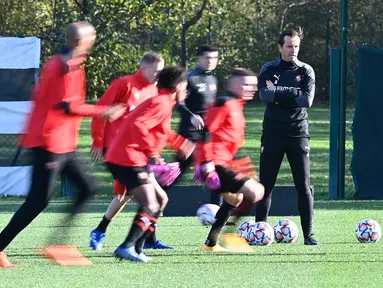 Pelatih Rennes, Julien Stephan menyaksikan pemainnya berlatih di Pusat Pelatihan Henri-Guerin di La Piverdiere di Rennes, Prancis barat (3/11/2020). Rennes akan bertanding melawan Chelsea pada grup E Liga Champions di Stamford Bridge, London. (AFP/Damien Meyer)