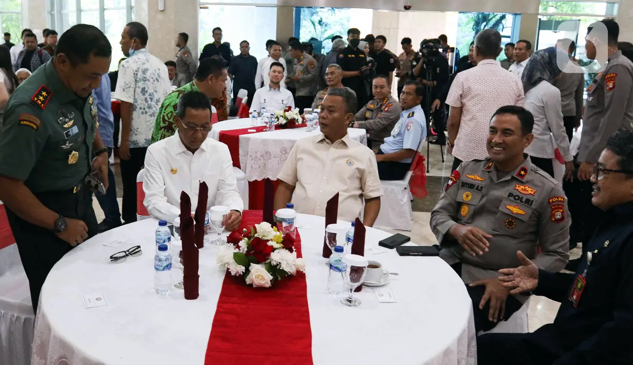 Heru duduk di bangku barisan depan bersama Prasetyo dan beberapa pejabat Polri dan TNI. (Liputan6.com/Herman Zakharia)