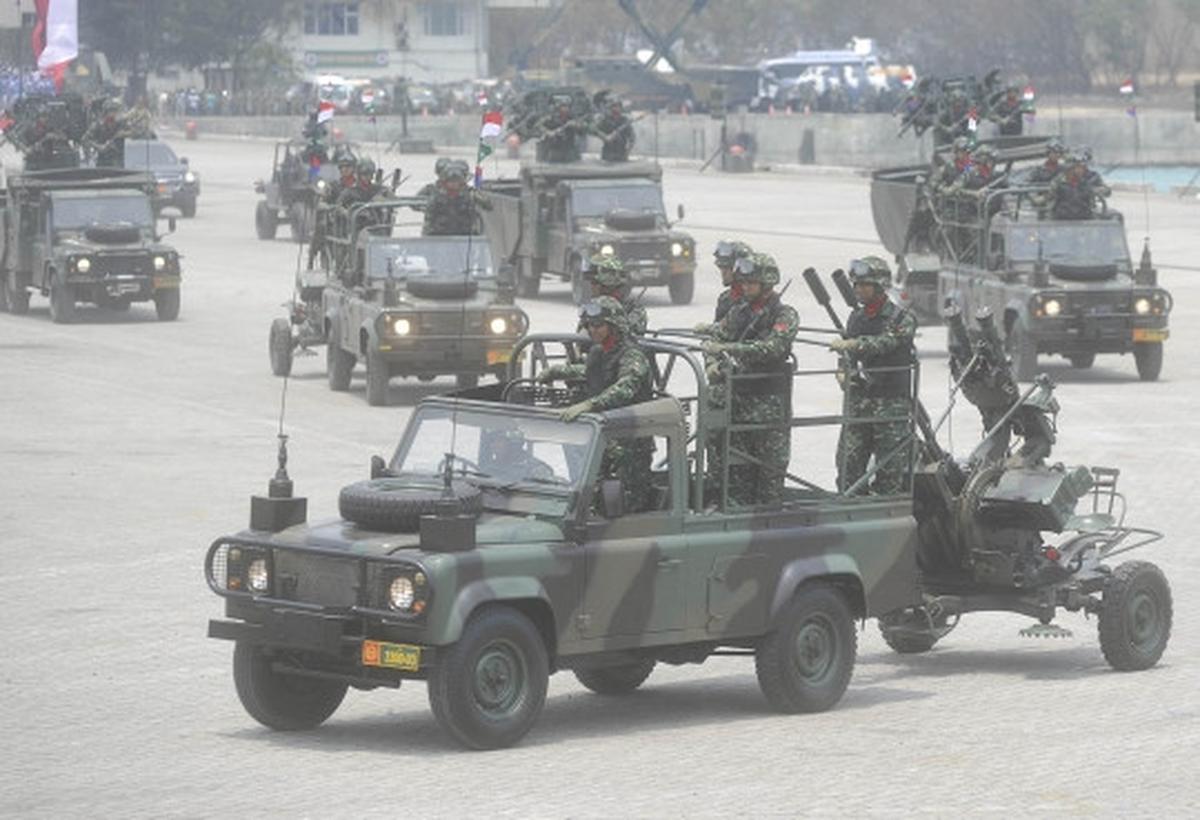 Menyaksikan ganasnya parade kendaraan tempur TNI