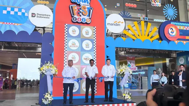 Seremoni pemotongan pita oleh Wakil Direktur Bank Mandiri, Henry Panjaitan, yang menandakan dibukanya acara Livin' Fest 2025.