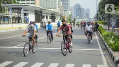 Warga beraktivitas menggunakan sepeda di kawasan Bundaran HI, Jakarta Pusat, Minggu (8/11/2020). Pemerintah Provinsi DKI Jakarta memastikan masa Pembatasan Sosial Berskala Besar (PSBB) transisi yang berakhir pada hari ini kembali diperpanjang. (Liputan6.com/Faizal Fanani)