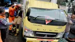 Petugas mengevakuasi truk boks yang rusak parah akibat tertimpa pohon tumbang di Jalan Padjajaran, Kota Tangerang Selatan, Banten, Sabtu (5/3/2022). Dua unit kendaraan dan dua pengendara motor yang sedang melintas tertimpa pohon tumbang saat angin kencang melanda Jabotabek. (merdeka.com/Arie Basuki)