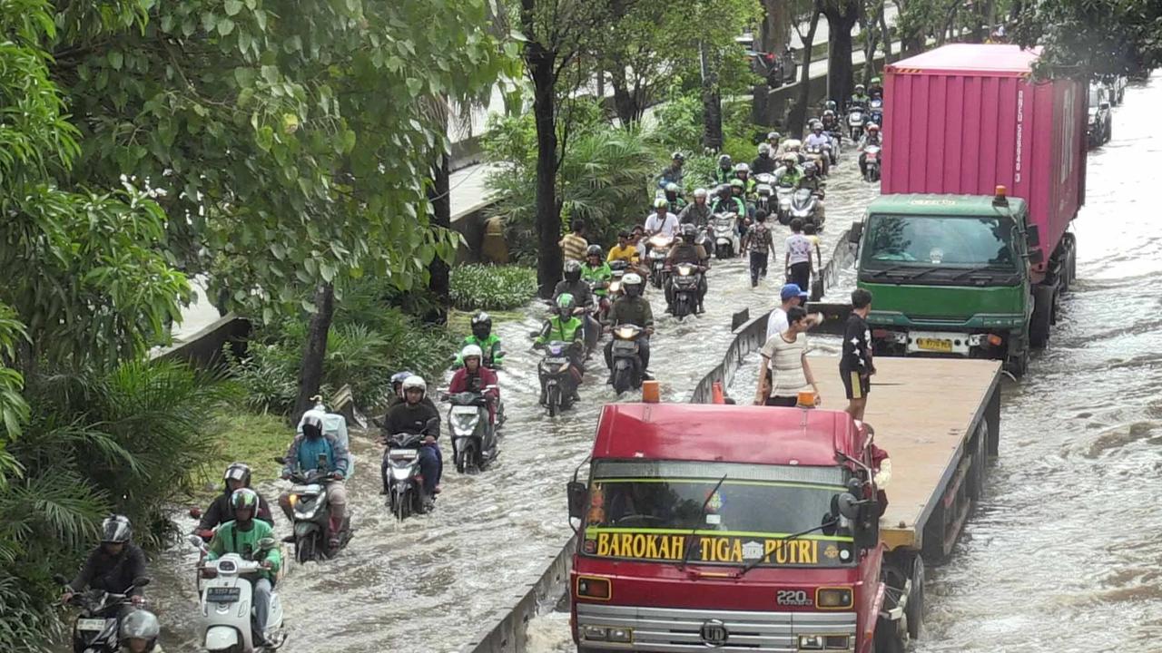FOTO: Banjir Rendam Jalan Daan Mogot Lalu Lintas Tersendat