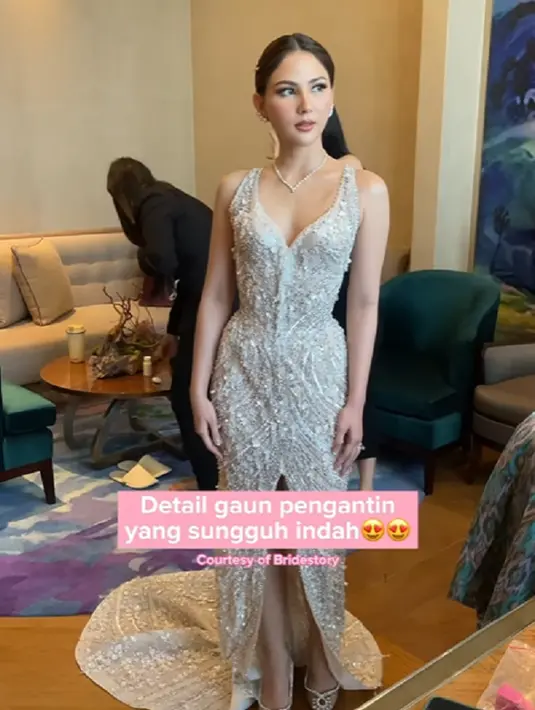 Gaun pilihan Jessica Mila ini bukan sembarang cocktail dress. Dengan train yang menjuntai hingga ke lantai, gaun ini juga memiliki jubah gemerlap yang serasi dan bisa dilepas-pasang sesuai keinginan. Foto: Instagram/Bridestory.
