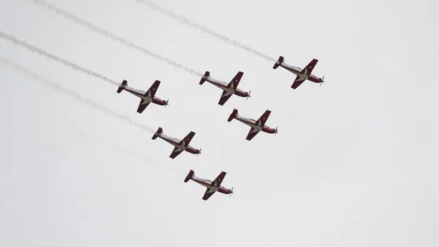Langit di atas Sirkuit Internasional Jalan Raya Pertamina Mandalika dibuat meriah oleh kehadiran tim aerobatik TNI Angkatan Udara, Jupiter Aerobatic Team, Sabtu (19/3/2022) (RBN/InfoPublik)