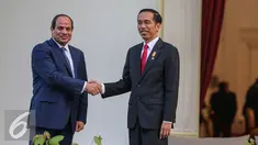 Presiden Joko Widodo berjabat tangan dengan Presiden Republik Arab Mesir Abdel Fattah Al Sisi di halaman belakang Istana MerdekaJakarta, Jumat (4/9/2015). Kunjungan tersebut terkait kerjasama birateral Indonesia dengan Mesir. (Liputan6.com/Faizal Fanani)