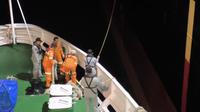 Seorang anak buah kapal (ABK) MV Crimson Saturn terpaksa dievakuasi medis di Perairan Selat Makassar, Rabu (1/10/2025). (Liputan6.com/ Fauzan)