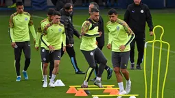 (kiri ke kanan) Pemain Manchester City Joao Cancelo (kiri), David Silva, Phil Foden, Nicolas Otamendi, dan Rodri mengikuti sesi latihan jelang menghadapi Atalanta pada pertandingan Liga Champions, City Football Academy, Manchester, Inggris, Senin (21/10/2019). (Paul ELLIS/AFP)