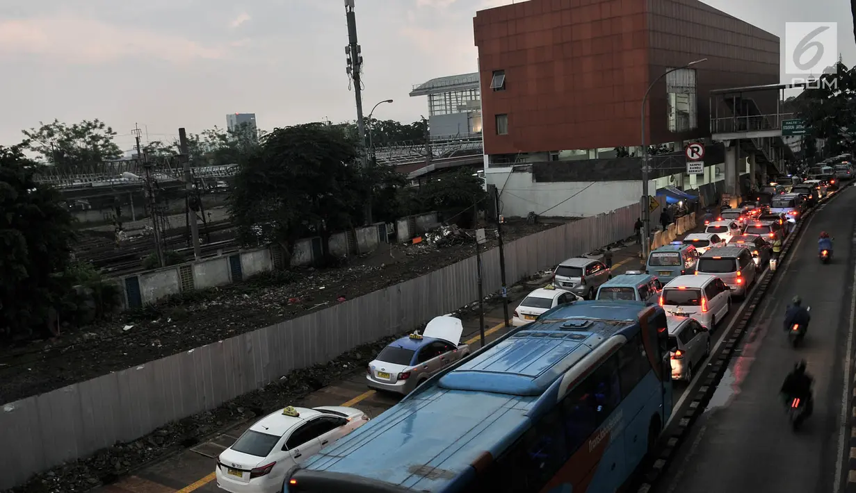 Kemacetan arus lalu lintas di depan Stasiun Jatinegara, Jakarta, Rabu (12/12). Kemacetan yang kerap kali terjadi, terutama pada jam sibuk akibat banyaknya angkutan umum, bajaj, hingga ojek yang memangkal di kawasan tersebut. (Merdeka.com/Iqbal S. Nugroho)