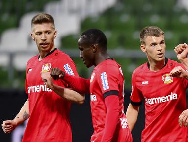 Pemain Bayer Leverkusen merayakan gol yang dicetak oleh Kai Havertz ke gawang Werder Bremen pada laga Bundesliga di Weserstadion, Bremen, Senin (18/5/2020). Bayer Leverkusen menang 4-1 atas Werder Bremen. (AP/Stuart Franklin)