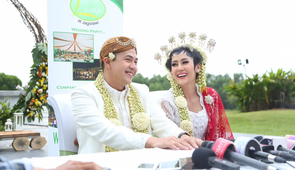 Ardina Rasti dan Arie Dwi Andhika, kini tengah menikmati momen bahagia menjadi pasangan suami-istri. Arie resmi mempersunting Ardina Rasti tepatnya pada Sabtu, 20 Januari 2018 kemarin. (Daniel Kampua/Bintang.com)