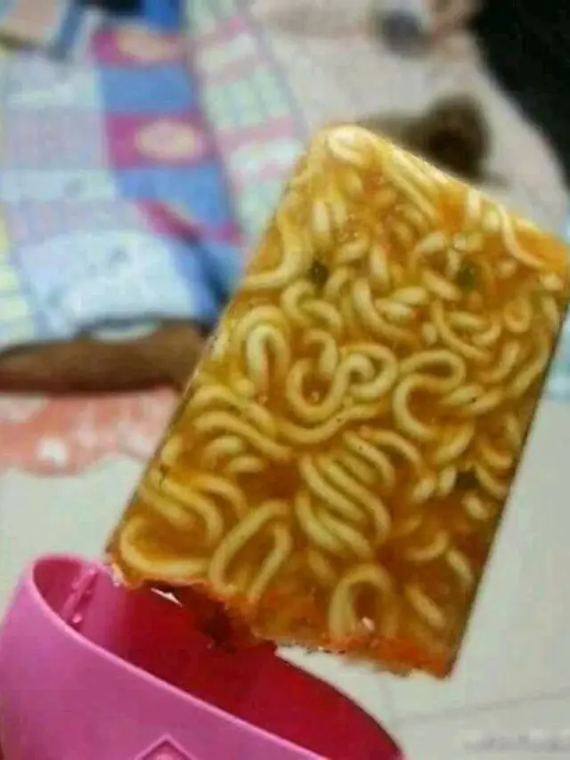 Perlu Kamu Coba, Begini 10 Cara Nyeleneh Masak Mi yang Super Kocak