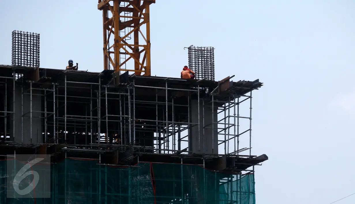 Pekerja menyelesaikan proyek pembuatan gedung bertingkat di Jakarta, (13/3). Berdasarkan data BPJS Ketenagakerjaan, hingga akhir 2015 telah terjadi kecelakaan kerja sebanyak 105.182 kasus kecelakaan kerja. (Liputan6.com/Faizal Fanani)