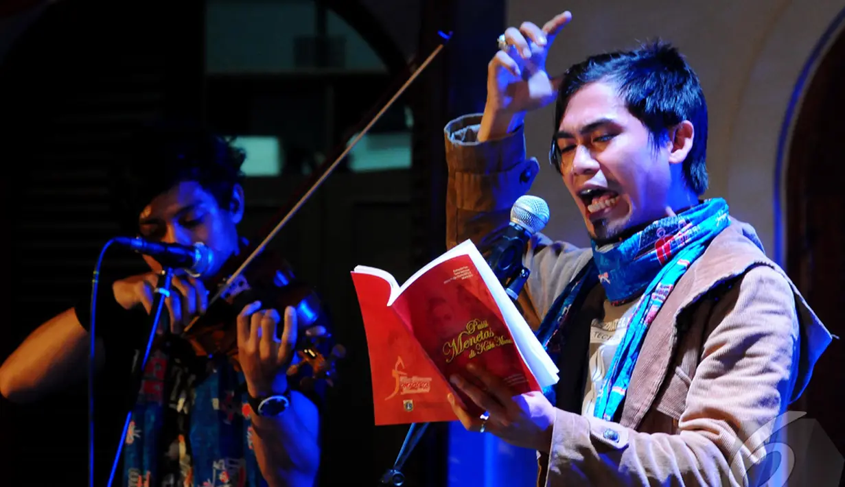 Anggota penyair dari Provinsi DIY, Kedung Dharma Romansa menampilkan karya puisinya pada Malam Pembukaan Temu Sastrawan Mitra Praja Utama (MPU) IX 2014 di Perkampungan Budaya Betawi Setu Babakan, Jakarta, Jum'at (10/10/2014) (Liputan6.com/Andrian M Tunay)