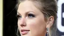 Penyanyi Taylor Swift berpose saat menghadiri Penghargaan Golden Globe Tahunan ke-77 di The Beverly Hilton Hotel di Beverly Hills, California (5/1/2020).  Taylor Swift  memilih gaun bunga biru dan kuning raksasa oleh Etro. (Frazer Harrison/Getty Images/AFP)