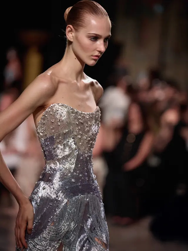 Tren Beauty Paris Haute Couture Week 2026, dari Hepburn Bangs hingga Lace Lips yang Artistik