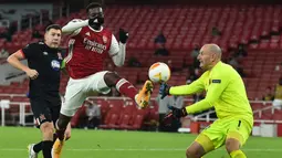 Striker Arsenal, Eddie Nketiah, berusaha mencetak gol ke gawang Dundalk pada laga lanjutan Liga Europa 2020/2021 di Emirates Stadium, Jumat (30/10/2020) dini hari WIB. Arsenal menang 3-0 atas Dundalk. (AFP/Glyn Kirk)