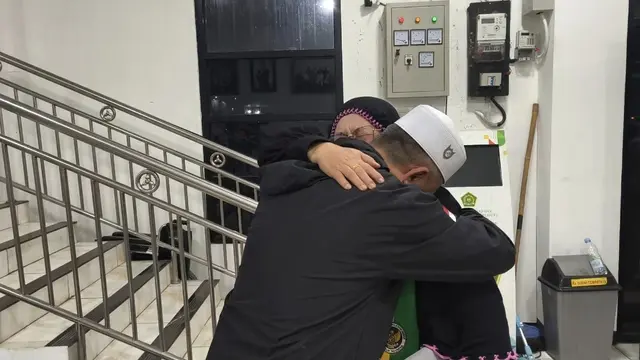 Kedatangan jemaah haji Kloter 13 Debarkasi Jakarta-Bekasi (JKS) di Kantor Kementerian Agama Kabupaten Sukabumi, Rabu dini hari 17 Juni 2026.