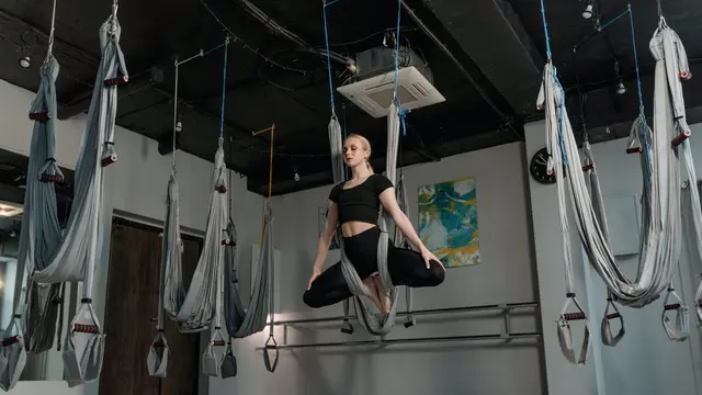 Contoh ilustrasi hammock yang sedang digunakan untuk swing yoga