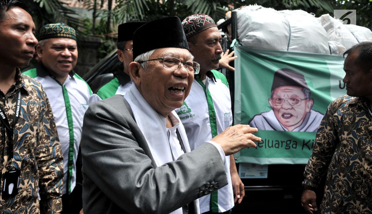 Calon wapres nomor urut 01 Ma'ruf Amin meninjau truk yang mengangkut logistik bantuan untuk korban gempa dan tsunami di Sulawesi Tengah dari salah satu kelompok relawan di Rumah Situbondo, Jakarta, Minggu (7/10). (Merdeka.com/Iqal S. Nugroho)
