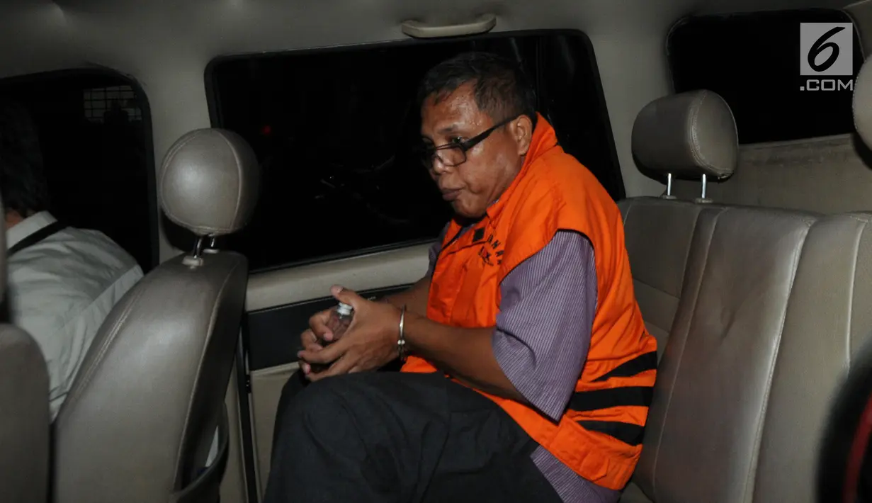 Mantan Kepala Satuan Kerja SPAM Strategis Lampung, Anggiat Partunggul Nahot Simaremare berada di mobil tahanan seusai pemeriksaan di Gedung KPK, Senin (1/4). Anggiat diperiksa terkait suap proyek-proyek pembangunan Sistem Penyediaan Air Minum (SPAM) di Kementerian PUPR. (Merdeka.com/Dwi Narwoko)