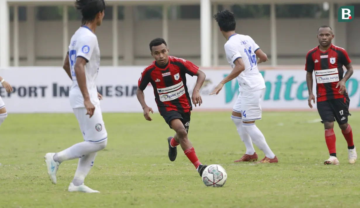 Pemain Persipura Jayapura, Todd Rivaldo Ferre (kedua kiri) saat melawan Arema FC pada laga BRI Liga 1 di Stadion Madya, Jakarta, Rabu, (29/9/2021). (Bola.com/ M Iqbal Ichsan)