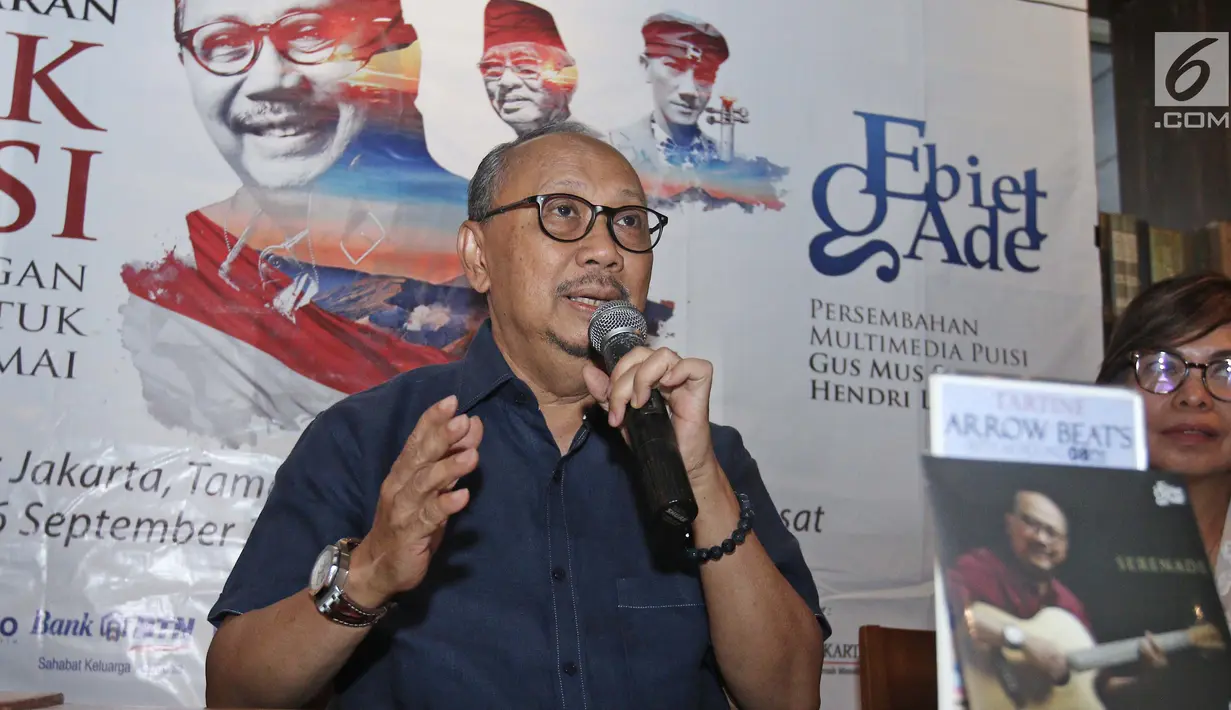 Penyanyi Ebiet G. Ade memberi ketrangan saat jumpa pers pagelaran musik puisi Ebiet G. Ade di kawasan Sudirman, Jakarta, Selasa (29/08). Pagelaran musik puisi Ebiet G. Ade bertema "Renungan Cinta untuk Indonesia". (Liputan6.com/Herman Zakharia)