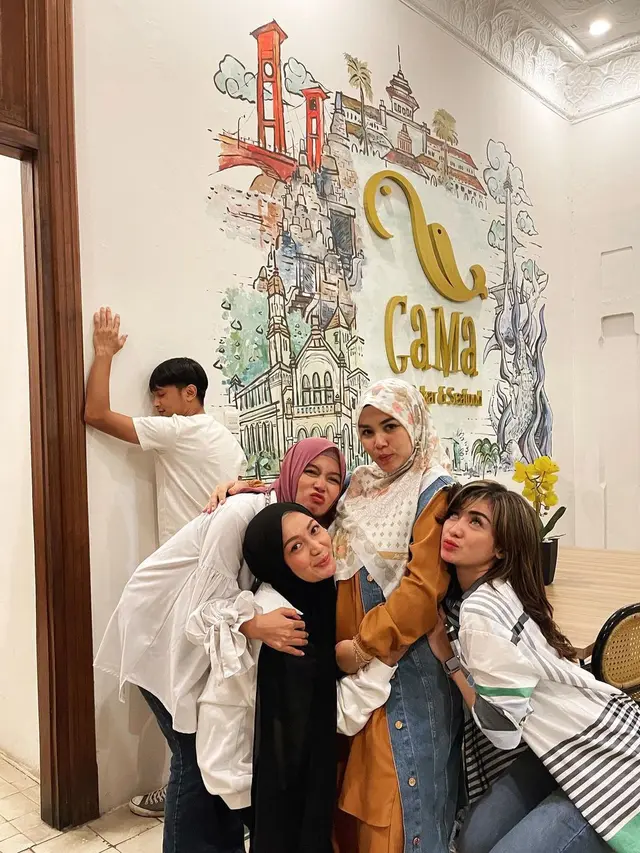Imel Putri Cahyati, Lisda Oktaviani, Nada Asmaya, Ratu Annisa dan Reiner Manopo (Foto: Instagram/@reinermanopo)