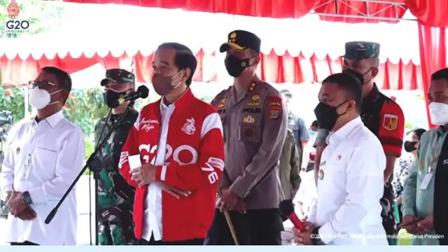 Presiden Joko Widodo (Jokowi) meninjau pelaksanaan vaksinasi Covid-19 di Lapangan Kantor Administrasi Bandar Udara Mutiara SIS Al Jufrie, Kota Palu.
