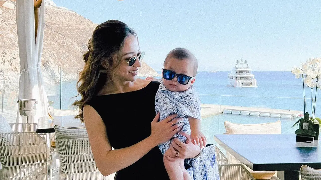 6 Potret Gaya Nikita Willy saat Momong Baby Izz, Tampil Stylish dan Modis