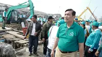 Menteri Koordinator Bidang Kemaritiman Luhut Binsar Panjaitan melakukan pengecekan sampah di kawasan pesisir Cilincing, Jakarta Utara, Sabtu (6/4). (Liputan6.com/Immanuel Antonius)