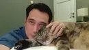 Tengku Firmansyah, bersama Babang Tiger, salah satu kucing kesayangannya yang sering membuatnya ngantuk. (Foto: Instagram/@tengku_firmansyah)