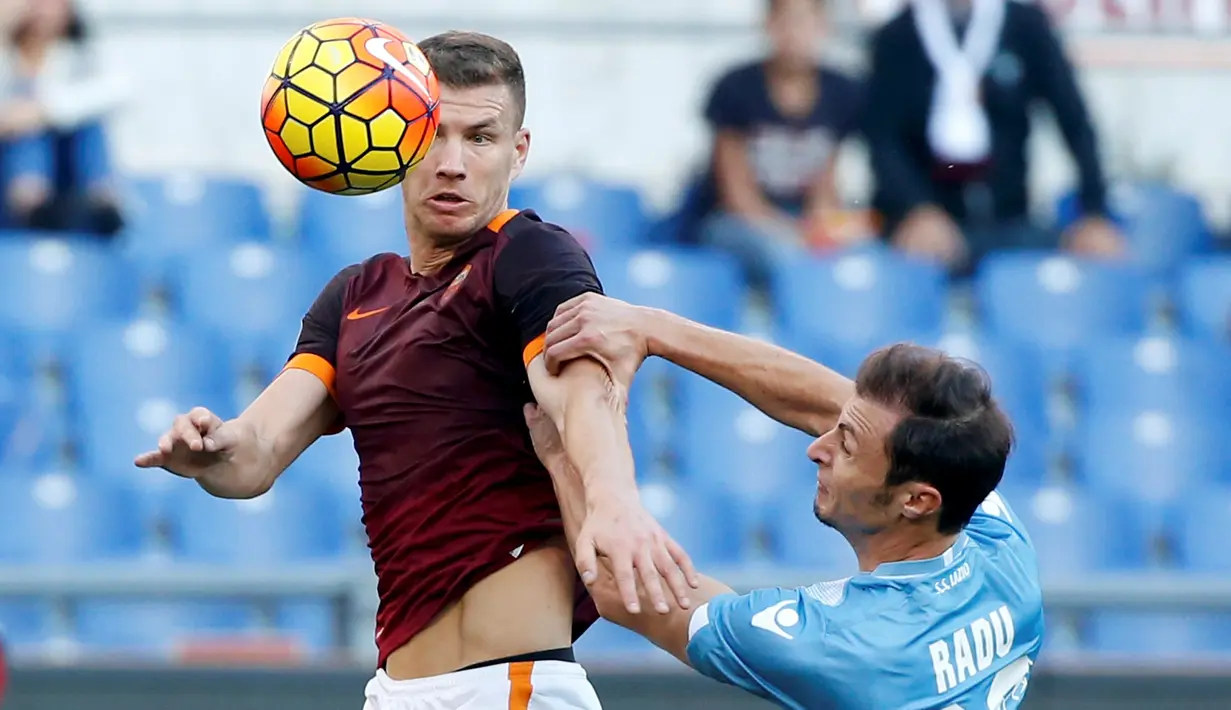 pemain AS Roma, Edin Dzeko (kiri), berebut bola dengan pemain Lazio, Stefan Radu, dalam lanjutan Serie A di Stadion Olimpico, Roma, Minggu (8/11/2015) malam WIB. (Reuters/Alessandro Bianchi)