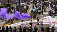Upacara pembukaan Piala Dunia 2026 yang berlangsung di Stadion Azteca, Mexico City, Kamis (11/6/2026) waktu setempat, diwarnai bentrokan antara demonstran dengan pihak kepolisian di luar stadion. (AP Photo/Alejandro Cegarra)