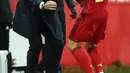 Penyerang Belgia, Dries Mertens berselebrasi dengan pelatihnya Roberto Martinez  usai mencetak gol ke gawang Inggris pada pertandingan UEFA Nations League di stadion King Power di Leuven, Belgia, Minggu (15/11/2020). Belgia menang atas Inggris 2-0. (AP Photo/Francisco Seco)