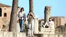 Orang-orang yang memakai masker terlihat di Via dei Fori Imperiali di Roma, Italia, pada 6 Oktober 2020. Lima wilayah di Italia selatan memberlakukan peraturan wajib memakai masker, bahkan untuk orang-orang di ruang terbuka. (Xinhua/Cheng Tingting)