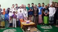 Para pemain Persekap Kota Pasuruan tetap rutin berbagi rezeki dengan anak yatim meski gaji ditunggak klub. (Bola.com/Robby Firly)