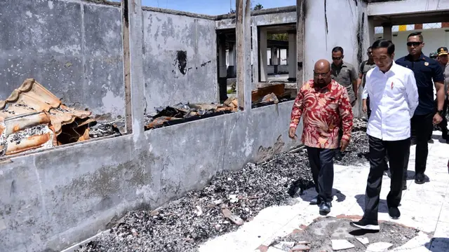 Presiden Jokowi bersama Gubernur Papua memantau lokasi. (Setpres/Biro Pers)