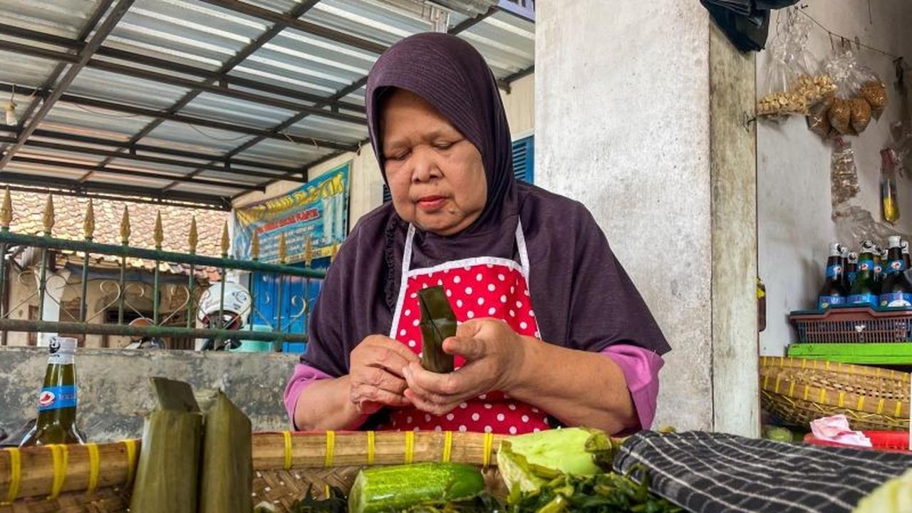 Asa Suci Pedagang Rujak Cirebon: Bertahun-tahun Mengulek, Kini Siap Naik Haji