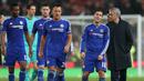  Pelatih Chelsea Jose Mourinho berbicara dengan Eden Hazard dan pemain lainya usai kalah dari Stoke City di Stadion Britania, Inggris, Rabu (28/10/2015) dini hari. Chelsea kalah 4-5. (Reuters / Alex Morton)