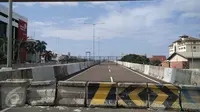 Kondisi Gerbang Tol Kebon Bawang, Jakarta Utara, Sabtu (27/2). Jalan tol akses Tanjung Priok ini akan mulai difungsikan sebagian pada Juni 2016 untuk mempermudah akses kendaraan dari dan menuju ke Pelabuhan Tanjung Priok. (Liputan6.com/Faisal R Syam)