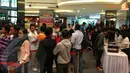 Antrian calon konsumen di acara peluncuran smartphone A7S Hello Kitty yang berlangsung Jumat (23/8/2013), di FX Plaza, Jakarta. Di acara itu Cross menyediakan 500 unit A7S Hello Kitty yang akan dijual dengan harga khusus.