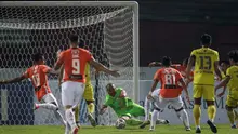 Duel baru berjalan empat menit, Persija Jakarta hampir mencetak gol namun dapat diamankan oleh kiper Barito Putera Aditya Harlan. (Bola.com/Bagaskara Lazuardi)