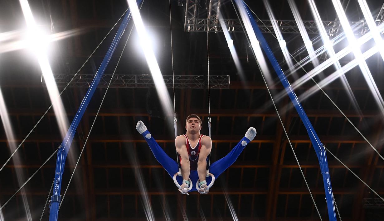 Pesenam Rusia Aleksandr Kartsev bertanding dalam babak penyisihan nomor senam artistik putra Olimpiade Tokyo 2020 di Ariake Gymnastics Center di Tokyo pada 24 Juli 2021. (AFP/Loic Venance)
