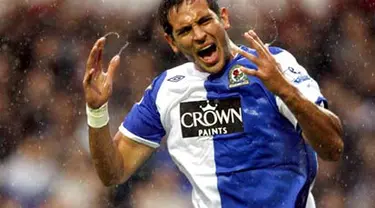 Blackburn Rovers&#039; Paraguayan forward Roque Santa Cruz shows his frustration against Manchester United during their EPLfootball match at Ewood Park in Blackburn, on October 4, 2008. AFP PHOTO/PAUL ELLIS